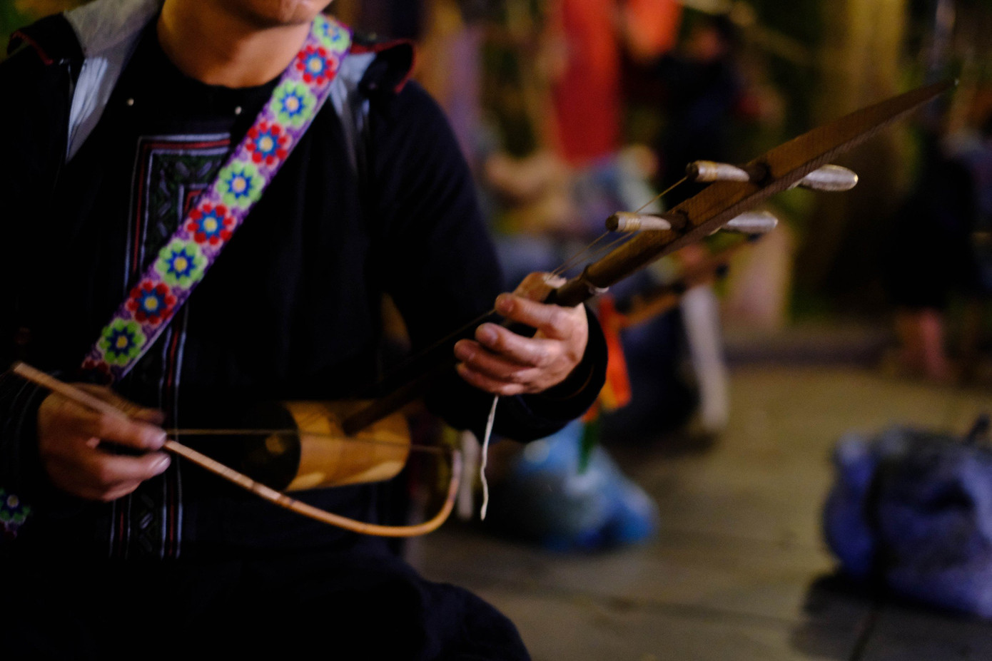 Nhiều dụng cụ âm nhạc dân tộc được người dân đưa từ bản về phố để biểu diễn cho du khách thưởng thức ngay trong đêm hội.