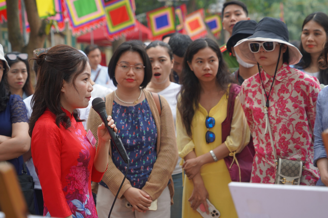 Du khách đến tham quan sẽ được nghe thuyết minh viên giới thiệu về di tích, điểm đến. Du khách đến tham quan sẽ được nghe thuyết minh viên giới thiệu về di tích, điểm đến.