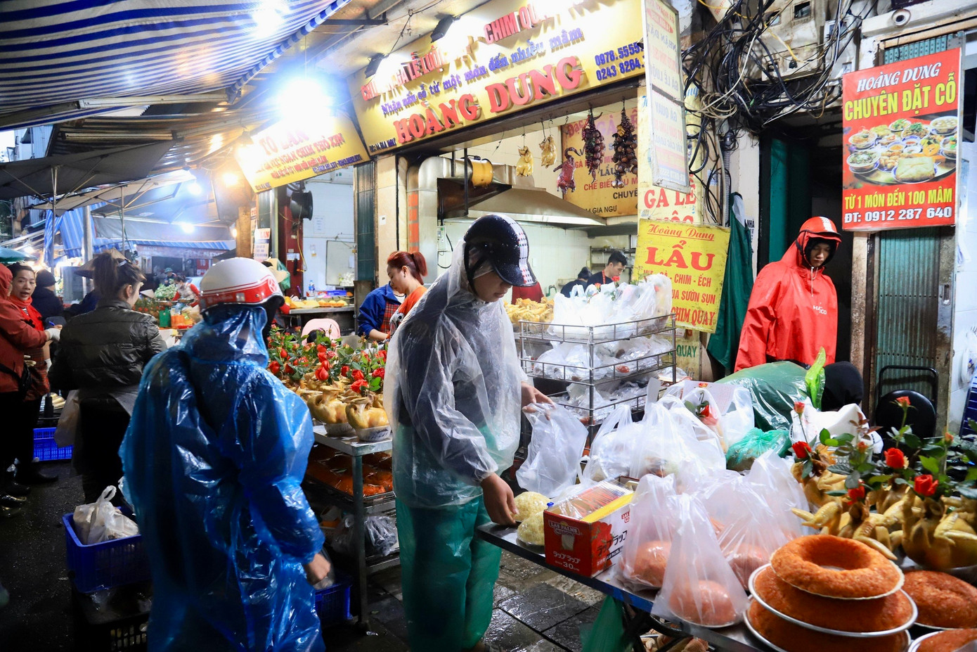 Tại đây, mặt hàng gà ngậm hoa hồng được mua nhiều trong các ngày lễ. Bên cạnh đó, các mặt hàng như chim quay, xôi, gấc, giò chả cũng được bày bán và thu hút nhiều người dân.