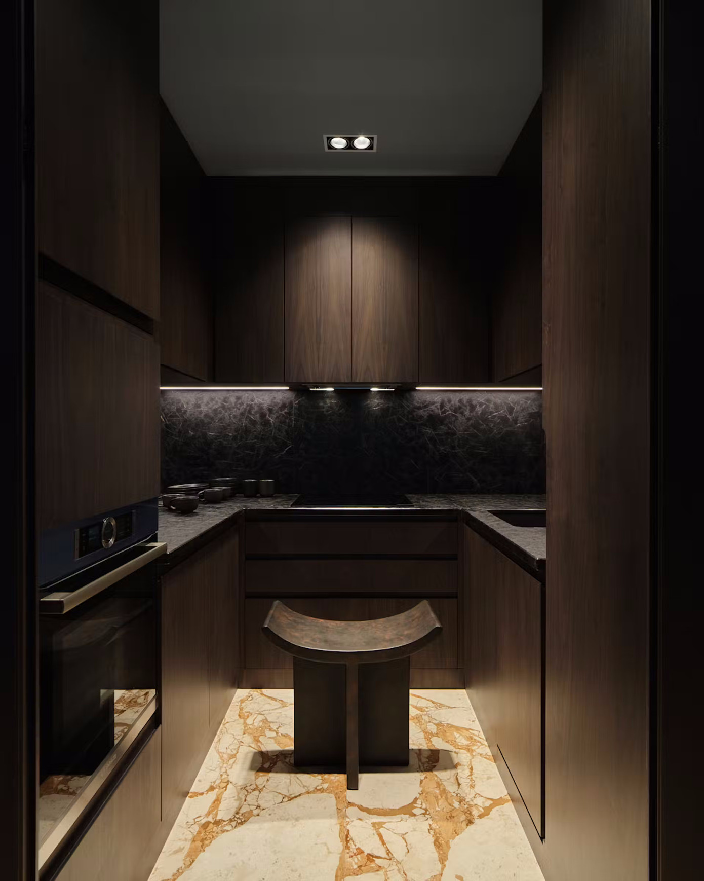 Thủ pháp đặc sắc là xoá mờ ranh giới thị giác: bếp hoà vào nhịp tấm ốp tường và tủ âm tạo mặt phẳng liền mạch từ cửa đến phòng ngủ.