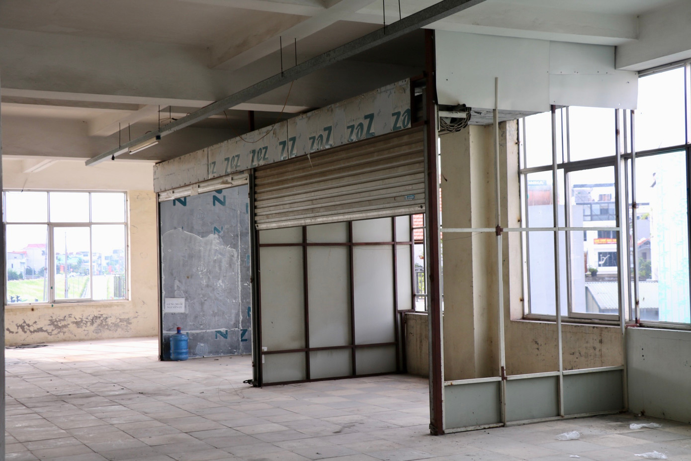 Từ tầng 2 trở lên đến tầng 5, gần như chưa được sử dụng, bỏ trống hoàn toàn.