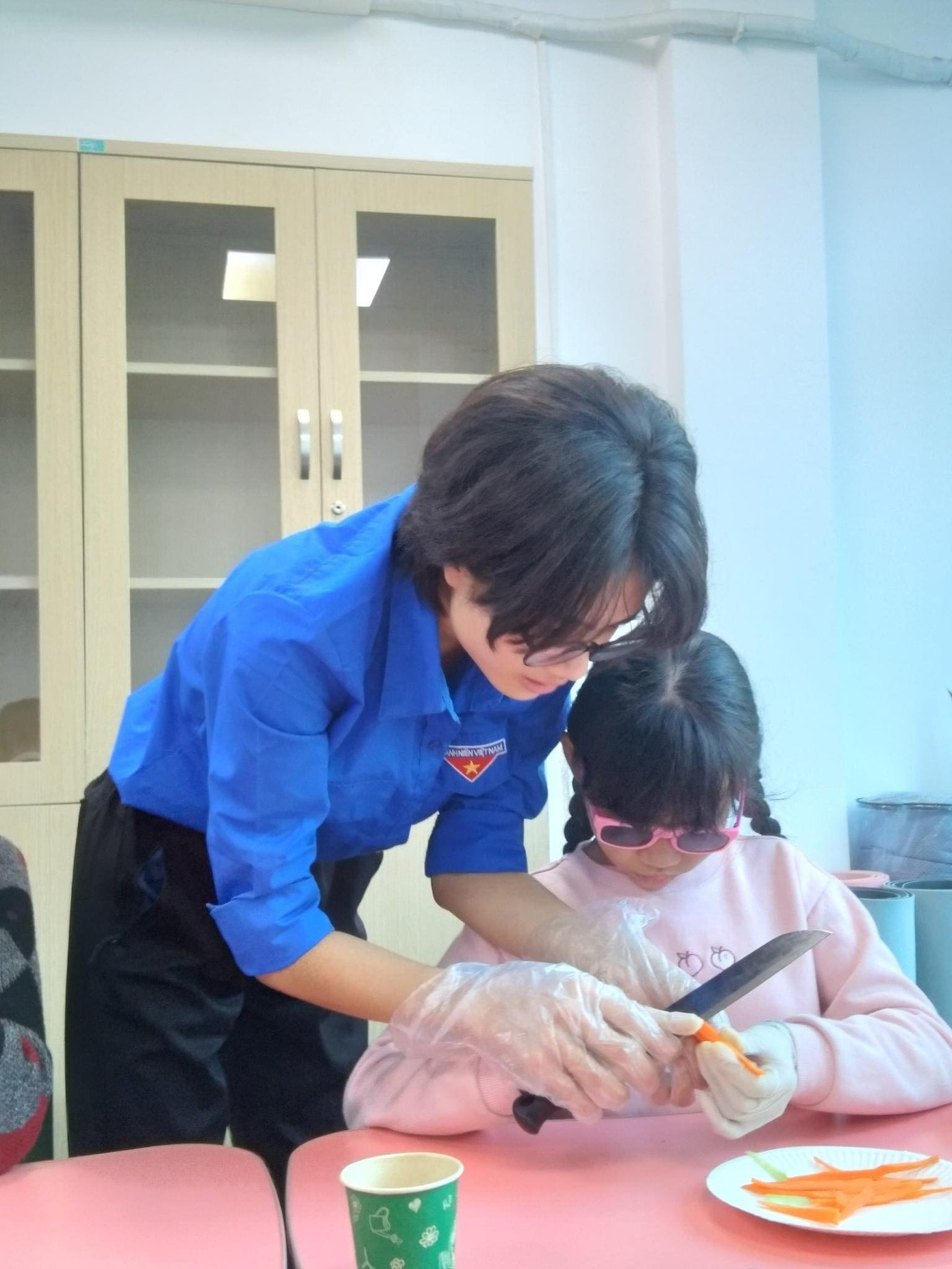 Các em nhỏ còn được rèn luyện nhiều kỹ năng sống khác bên cạnh học chữ nổi và tin học dành cho người khiếm thị. Các em nhỏ còn được rèn luyện nhiều kỹ năng sống khác bên cạnh học chữ nổi và tin học dành cho người khiếm thị.