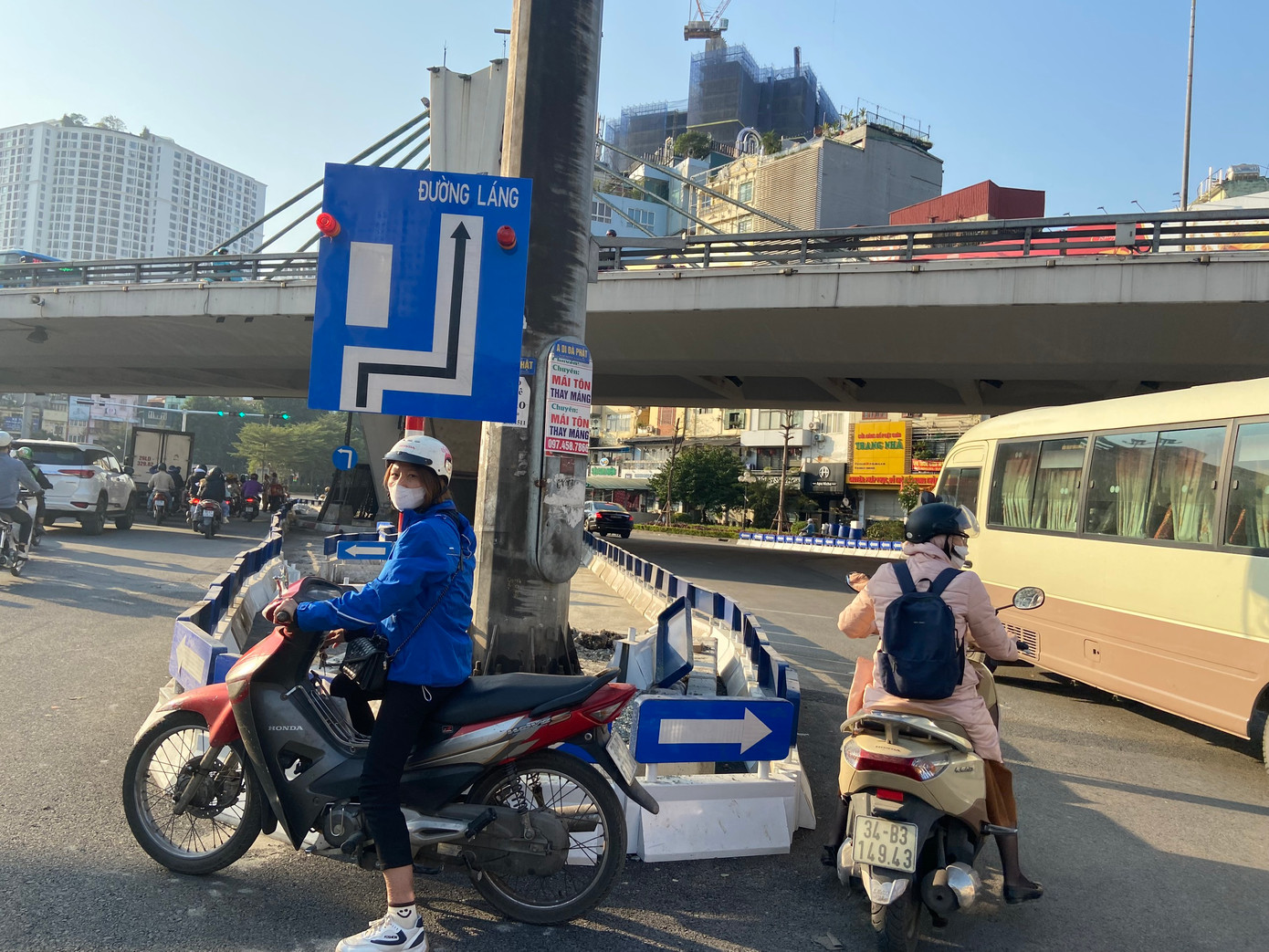 Nhiều người phân vân không biết đi đường nào.