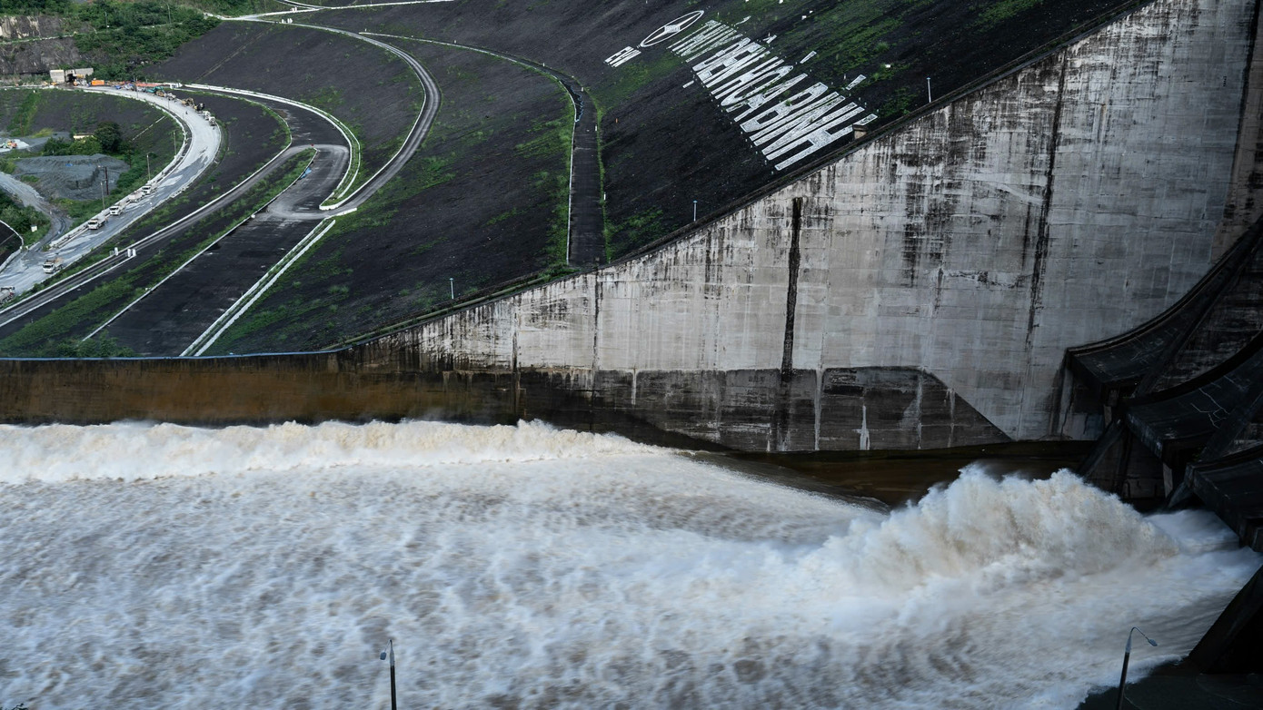 Trước đó, tại đập thủy điện Hòa Bình đã đóng 2 cửa xả đáy vào các ngày 29/7 và 30/7, chỉ để lại một cửa xả đáy.