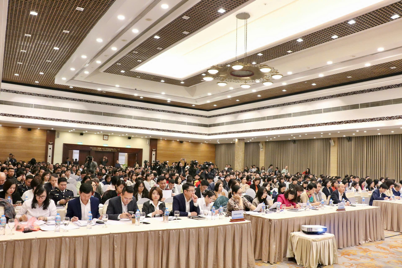 Rất đông doanh nghiệp tham dự hội nghị và tham gia đối thoại.