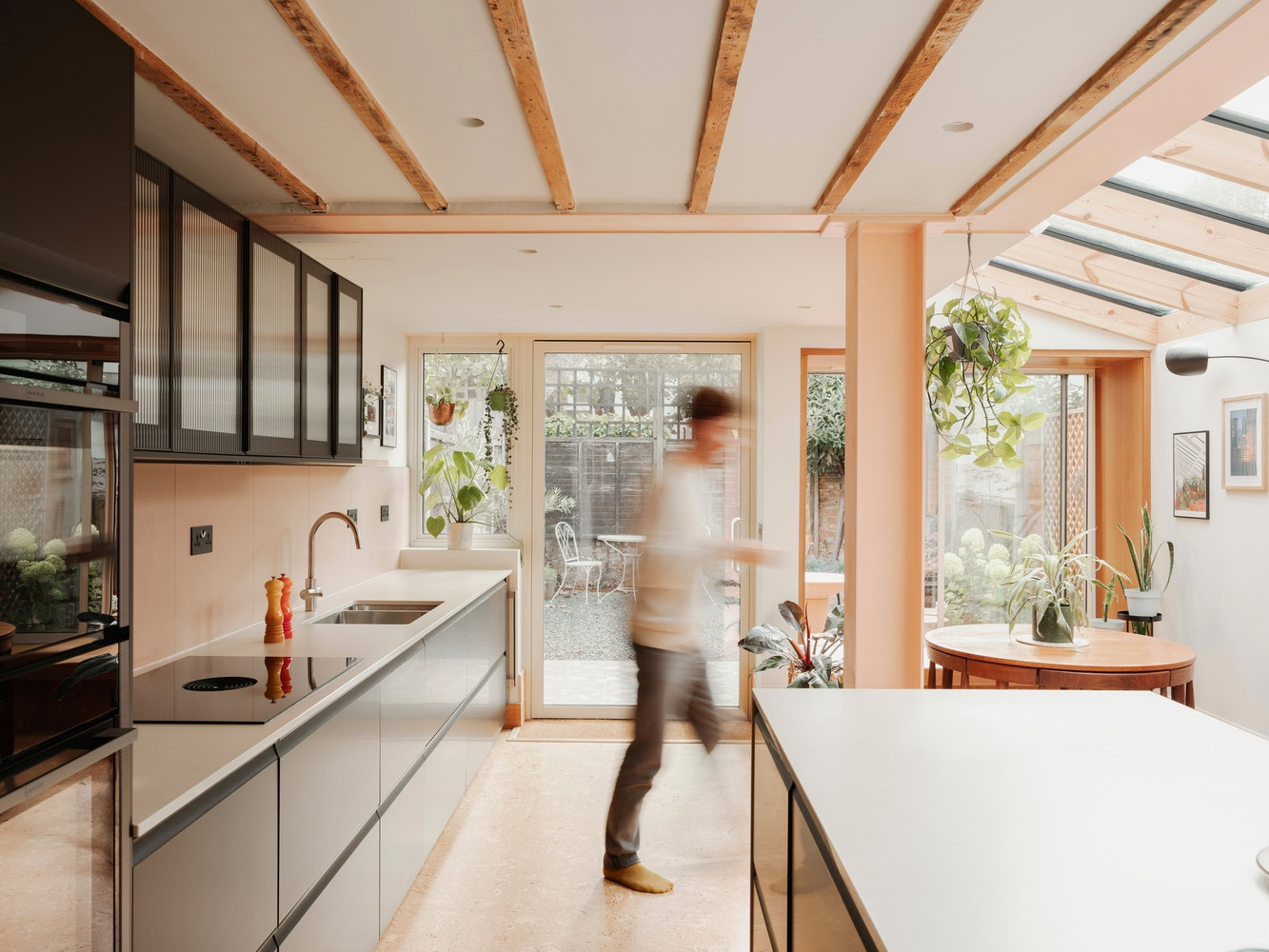 Công trình cải tạo sử dụng vật liệu tự nhiên mang tính cảm xúc, chi tiết sinh động cùng với các khung cửa kính lớn tinh tế nối liền không gian bên trong nhà và ngoài trời.