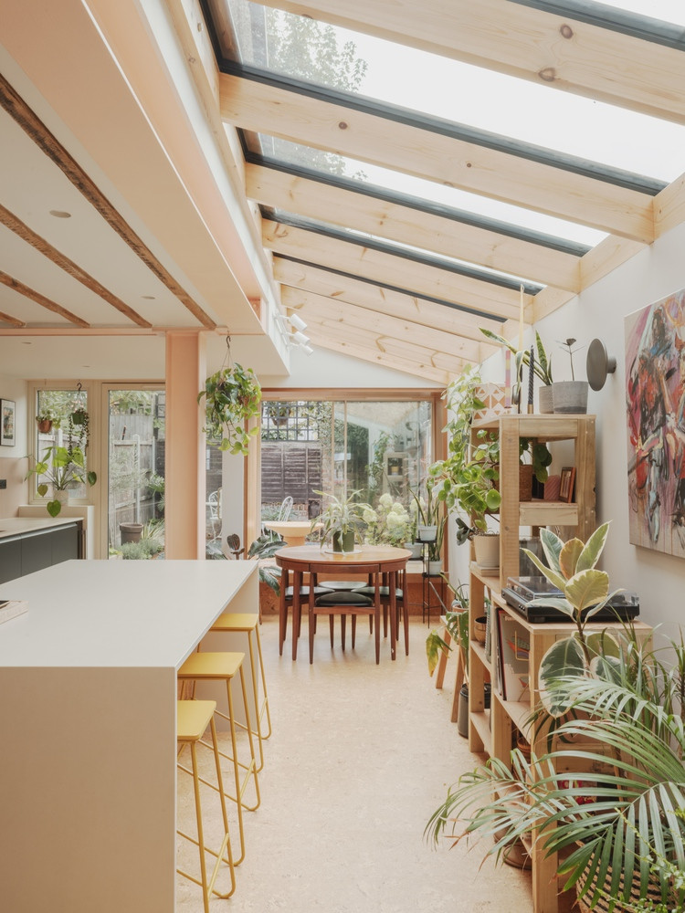 Các khung cửa trượt lớn, cửa xoay và ô sáng dài suốt phần mái mang lại ánh sáng tràn ngập, tạo ra bầu không khí ấm áp và sinh động cho không gian.