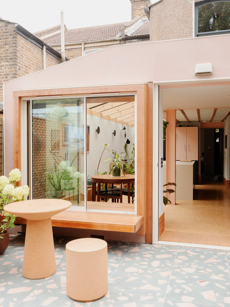 Bàn ghế cũng được thiết kế bằng chất liệu cork gợi nhớ đến sàn cork trong nhà.