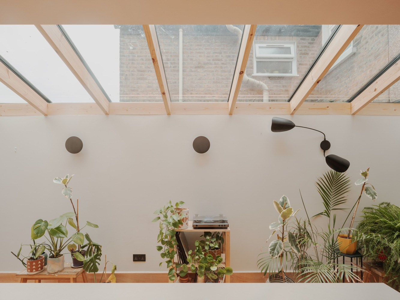 Phần mái ngói được thay thế bằng những ô kính lớn để tận dụng ánh sáng tự nhiên vào ban ngày và có thể ngồi ngắm bầu trời vào ban đêm.