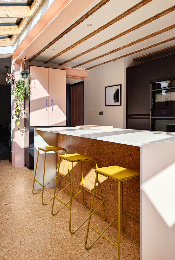 Các thiết kế như thanh xà cũ trên bếp được giữ lại tạo sự tương phản rõ nét với lớp trần mới. Sàn được lát bằng gạch cork có hoạ tiết độc đáo. Các chân tường được lát bằng gạch cork cùng hoạ tiết với sàn nhà để tạo nên sự ăn khớp giữa sàn và tường.