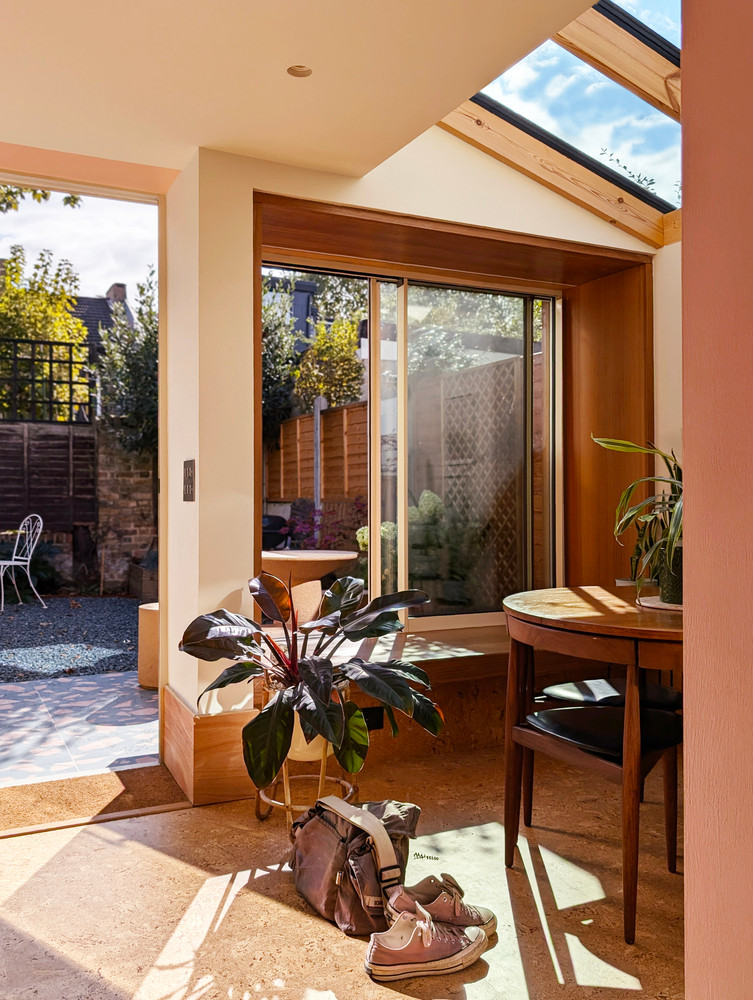 Không gian sinh hoạt chung tràn ngập ánh sáng.