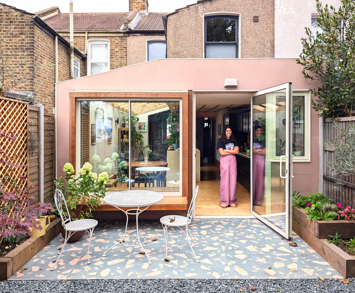 Ở sân sau, sàn được lát bằng gạch terrazzo lớn hoa văn sỏi kết hợp với mặt tiền màu hồng tạo sự tươi trẻ, sinh động cho không gian ngoài trời.