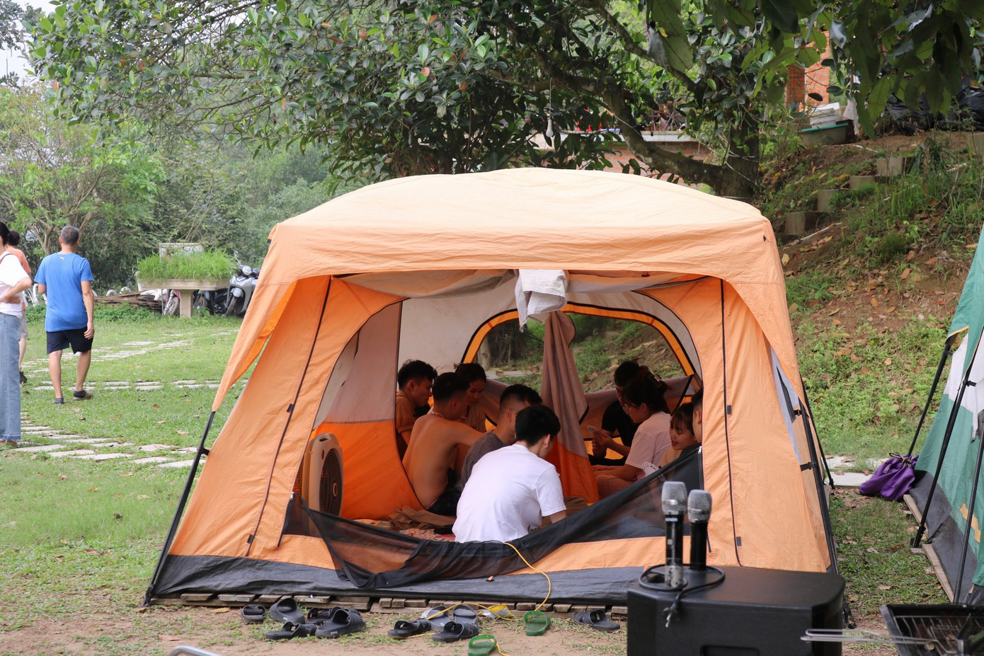 Anh Sáng - chủ một khu camping tại Hồ Đồng Đò cho biết: "Đối tượng khách hàng của chúng tôi khá đa dạng, có cả gia đình, nhóm bạn, nhóm đồng nghiệp, các cặp đôi,.... Thông thường gia đình và các nhóm đồng nghiệp đến đây sẽ thuê lều to hoặc các homestay khép kín, đầy đủ tiện nghi. Nhóm học sinh, sinh viên thường chỉ thích thuê lều hơn để tận hưởng cảm giác mới mẻ và hòa mình với thiên nhiên. Tại khu nhà tôi có cả lều và homestay nên du khách có thể tùy thích lựa chọn".