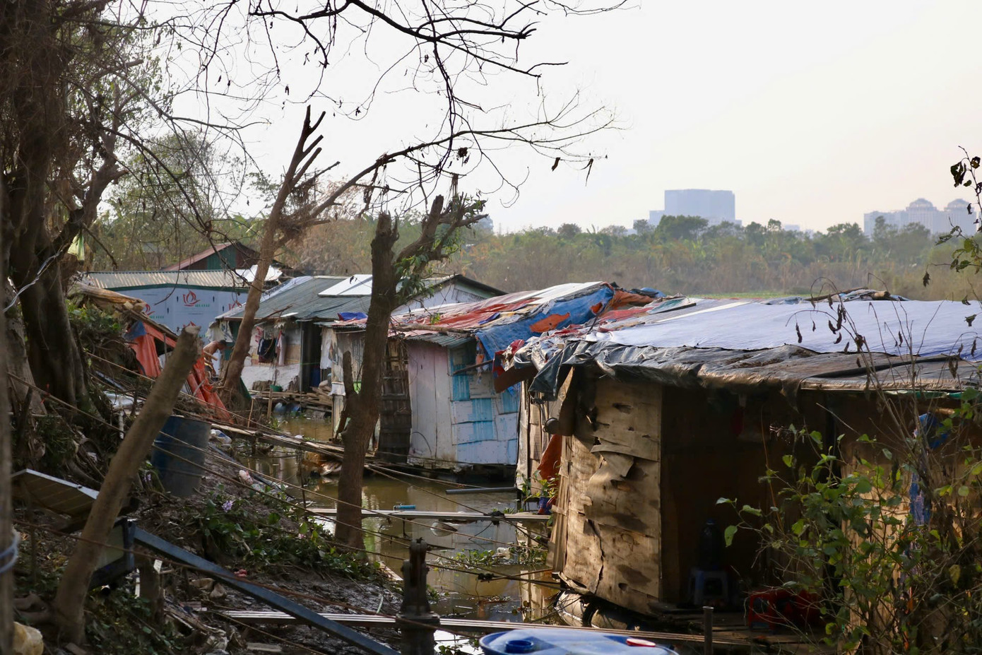 "Xóm phao" nằm ở bãi giữa thuộc phường Ngọc Thụy, quận Long Biên. Đây là nơi "ngụ cư" của nhiều người ở Hải Phòng, Nam Định, Thanh Hóa, Hưng Yên, Bắc Giang, Lạng Sơn... Xóm bắt đầu xuất hiện từ khoảng gần 30 năm về trước khi ông Nguyễn Đăng Được về đây và bắt đầu đặt thuyền mưu sinh. Dần dần nhiều người cũng biết đến và tìm về đây để dựng nhà phao ở. Tuy thành xóm nhưng nơi đây vẫn không có điện, có nước mà phải tự túc hoàn toàn. "Xóm phao" nằm ở bãi giữa thuộc phường Ngọc Thụy, quận Long Biên. Đây là nơi "ngụ cư" của nhiều người ở Hải Phòng, Nam Định, Thanh Hóa, Hưng Yên, Bắc Giang, Lạng Sơn... Xóm bắt đầu xuất hiện từ khoảng gần 30 năm về trước khi ông Nguyễn Đăng Được về đây và bắt đầu đặt thuyền mưu sinh. Dần dần nhiều người cũng biết đến và tìm về đây để dựng nhà phao ở. Tuy thành xóm nhưng nơi đây vẫn không có điện, có nước mà phải tự túc hoàn toàn.