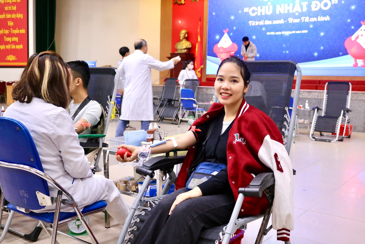 Chị Hà Mai Anh (Hải Phòng) chia sẻ: "Trước đây tôi đã từng tham gia hiến máu rất nhiều lần ở Hải Phòng rồi nhưng vẫn muốn một lần được hiến máu tại Viện Huyết học - Truyền máu Trung ương. Thế nên 6 giờ sáng nay tôi đã cùng chị và con trai đi từ Hải Phòng lên đây để thực hiện lần truyền máu "mơ ước" này".