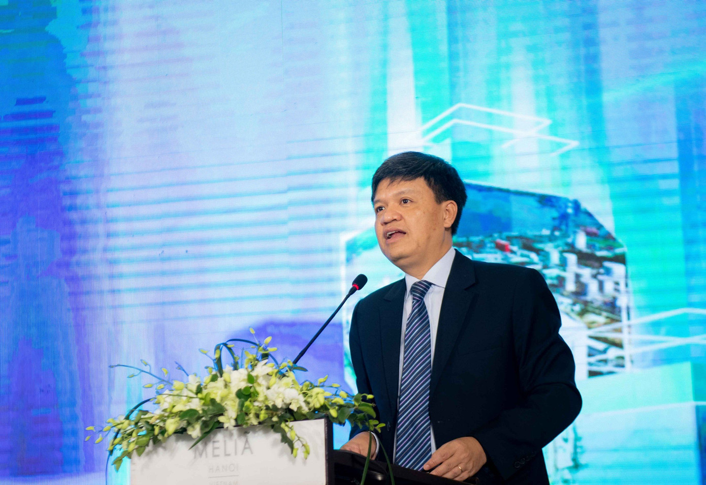 Ông Tạ Đình Thi - Phó Chủ nhiệm Ủy ban Khoa học, Công nghệ và Môi trường của Quốc hội - phát biểu tại diễn đàn.