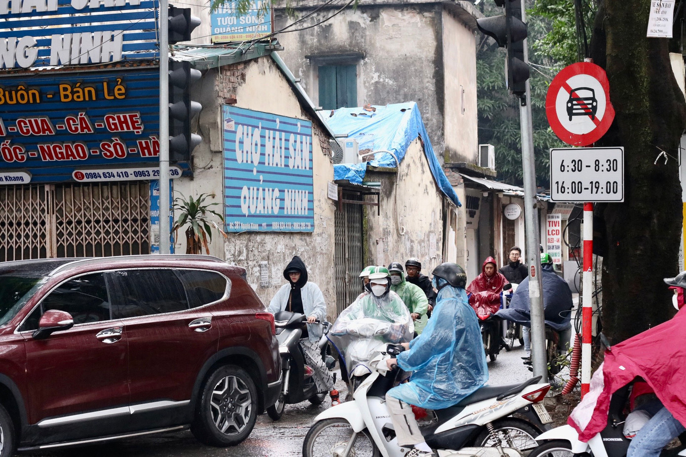 Theo ghi nhận, mặt đường tại ngõ 381 Nguyễn Khang gồ ghề, ổ voi ổ gà chi chít khắp mặt đường khiến việc di chuyển của các phương tiện trên đoạn đường này gặp nhiều khó khăn. Trong ảnh: Đầu ngõ 381 Nguyễn Khang.