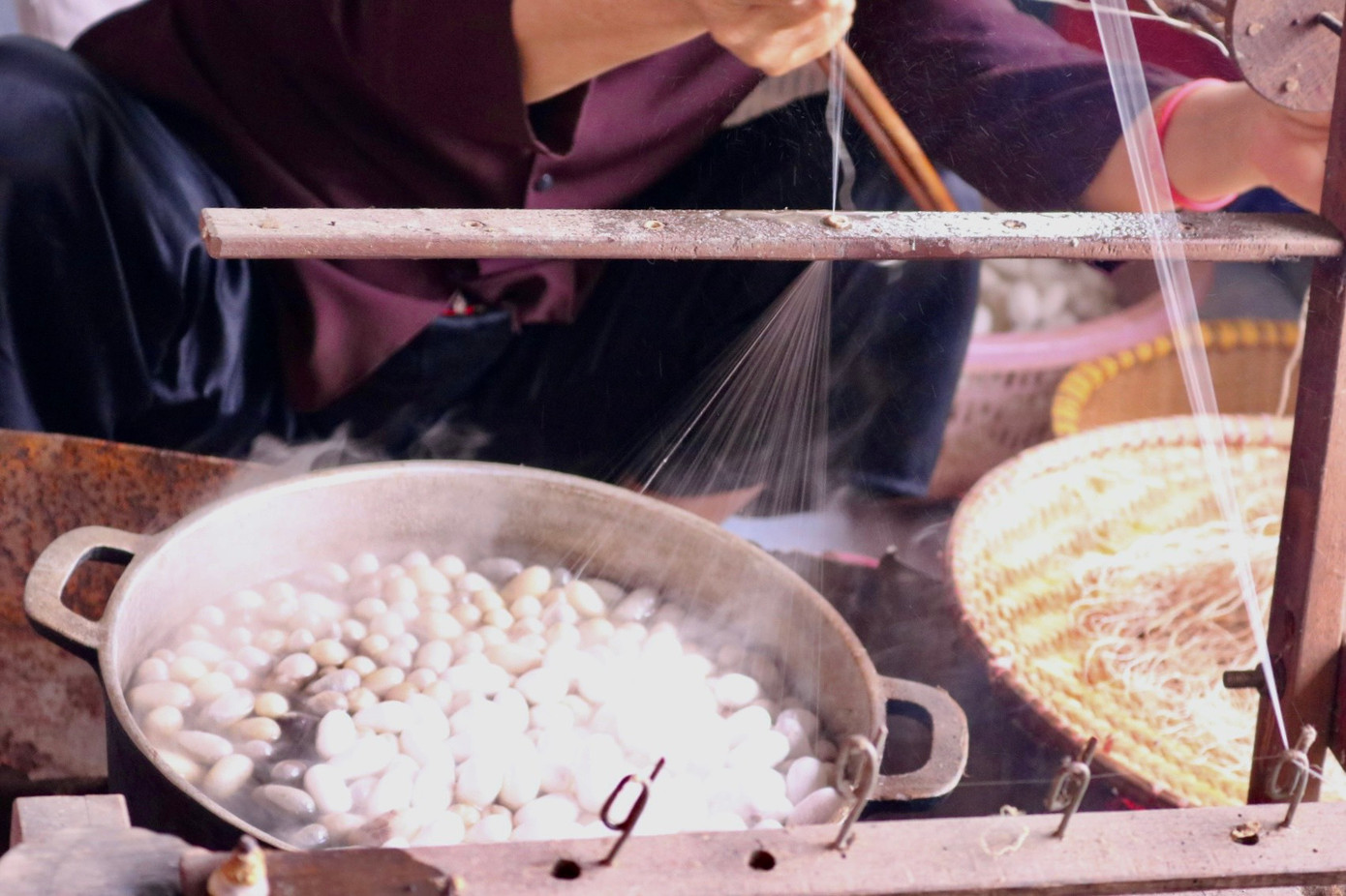 Bên cạnh nồi nước sôi sùng sục luôn có người túc trực để nấu kén, kéo sợi. Kén sẽ được vào một nồi nước sôi lớn, khuấy đều cho các kén nổi lên trên. Khi lớp áo đã bong ra, người trông bếp sẽ tìm mối gốc của tơ và rút ra rồi đưa lên guồng tơ nằm ngang trên nồi để quấn lại. Sợi tơ vừa mới rút ra được gọi là tơ thô, và sau đó chúng sẽ được se lại với nhau. Bên cạnh nồi nước sôi sùng sục luôn có người túc trực để nấu kén, kéo sợi. Kén sẽ được vào một nồi nước sôi lớn, khuấy đều cho các kén nổi lên trên. Khi lớp áo đã bong ra, người trông bếp sẽ tìm mối gốc của tơ và rút ra rồi đưa lên guồng tơ nằm ngang trên nồi để quấn lại. Sợi tơ vừa mới rút ra được gọi là tơ thô, và sau đó chúng sẽ được se lại với nhau.