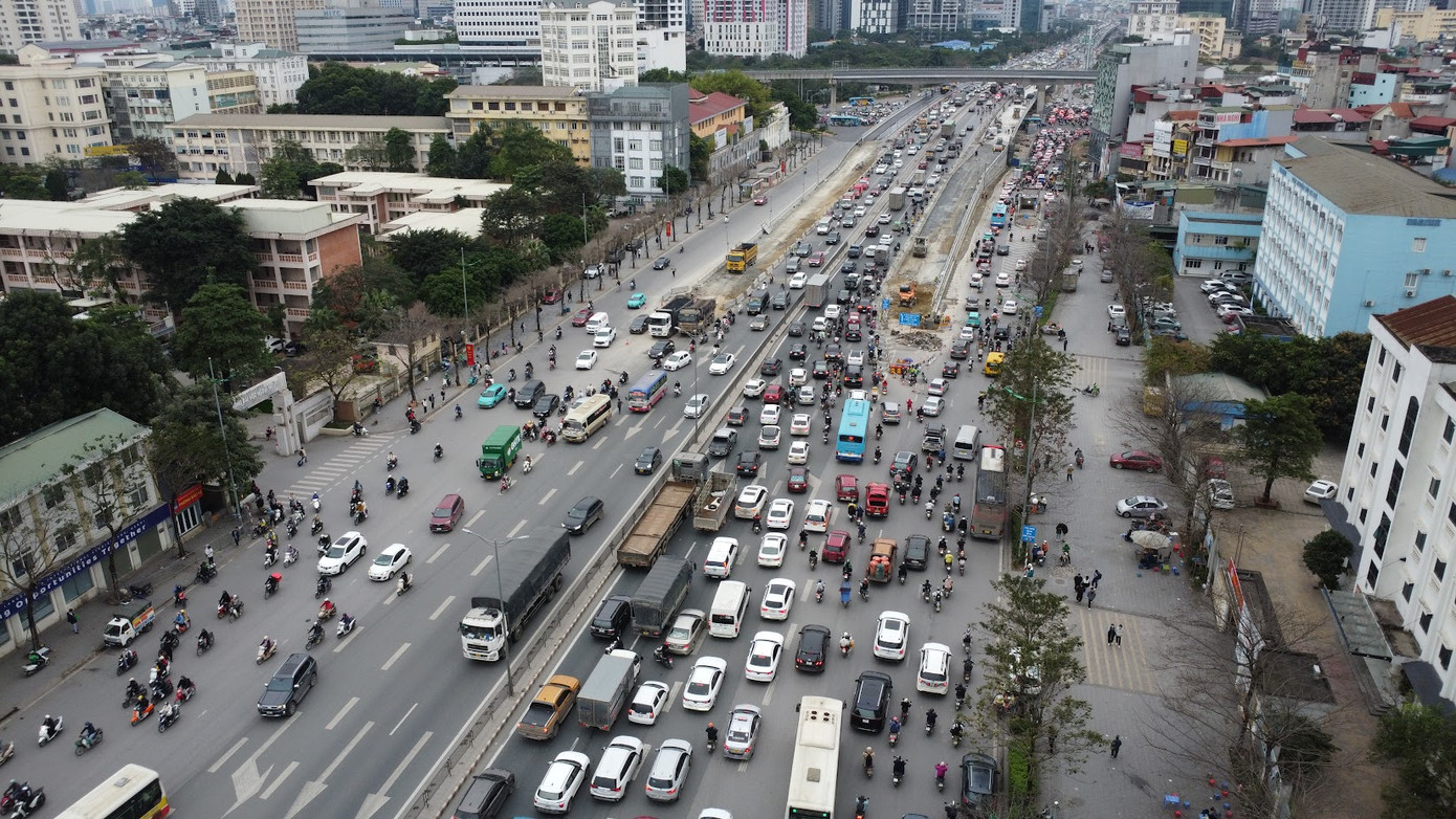 Tại nút giao đường Phạm Hùng và Phạm Văn Đồng mặc dù đã có cầu vượt bắc qua để giảm "gánh nặng" cho ngã tư Mai Dịch song đoạn đường này vẫn thường xuyên quá tải, tắc nghẽn kể cả trên hay dưới cầu vượt. Chính vì vậy, thành phố đã quyết định triển khai xây dựng 2 cầu vượt thép với kỳ vọng giải quyết dứt điểm tình trạng ùn tắc giao thông tại đây.