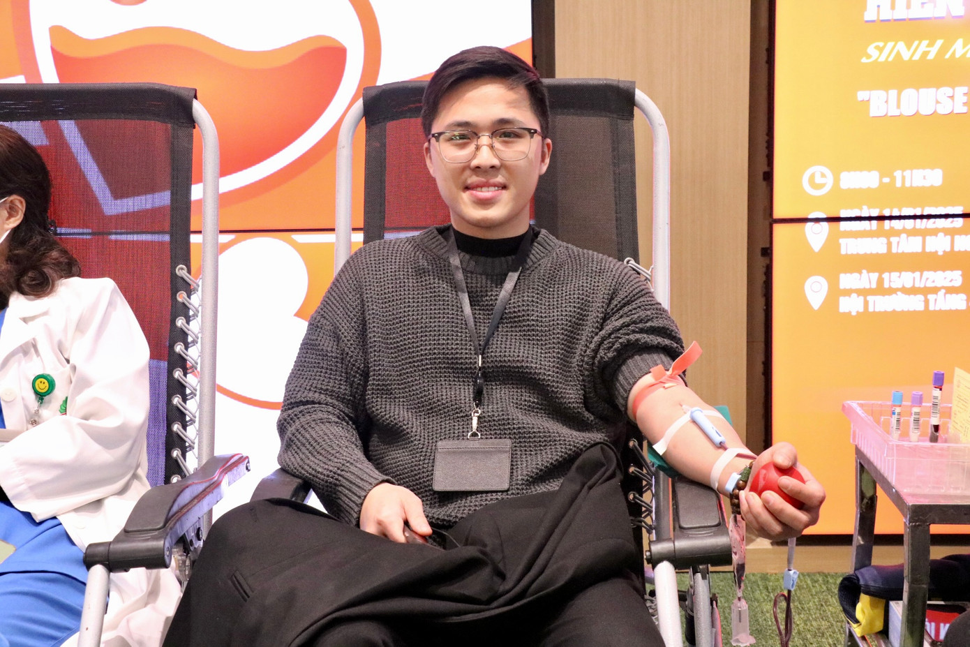 Phó Giám đốc Bệnh viện Đa khoa Hồng Ngọc - Phúc Trường Minh cho biết thêm "Blouse trắng - Trái tim hồng" mang ý nghĩa tượng trưng cho ngành y. Blouse trắng tượng trưng cho cán bộ ngành y, trái tim hồng là sự cho đi những giọt máu yêu thương, giọt máu quý giá giúp những người bệnh có thêm hy vọng sống.