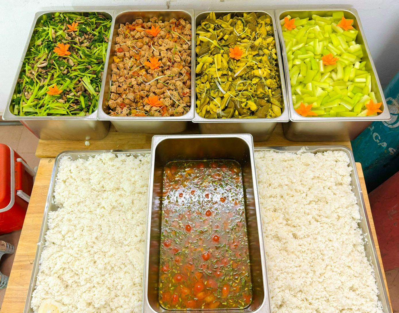 Bữa ăn miễn phí nhưng đầy đủ chất dinh dưỡng.