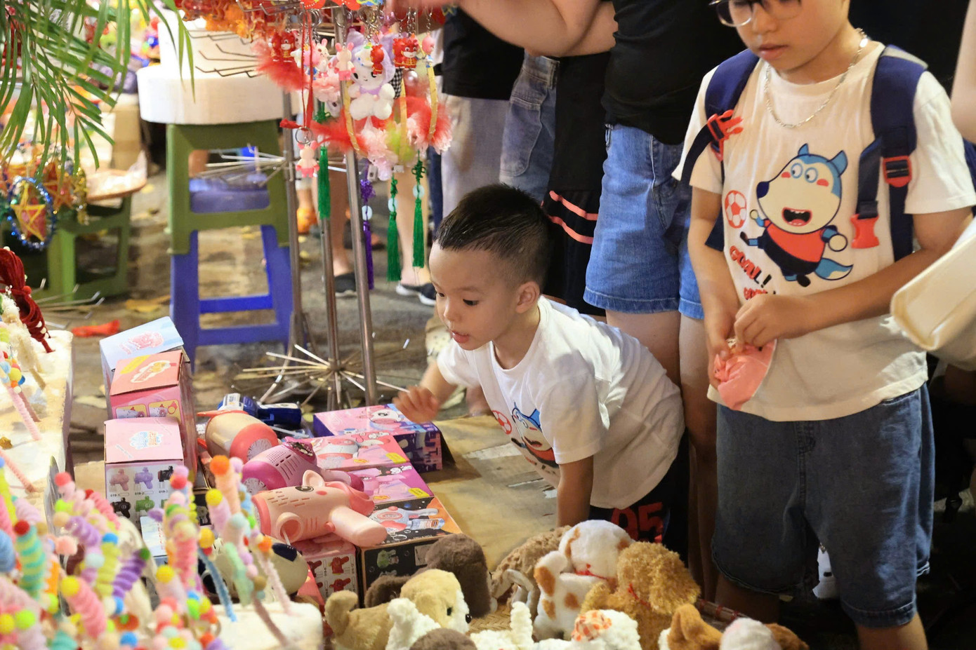 Theo ghi nhận tối 15/9 tại phố Hàng Mã, hàng nghìn người đổ về đây để chơi Tết Trung thu sớm.