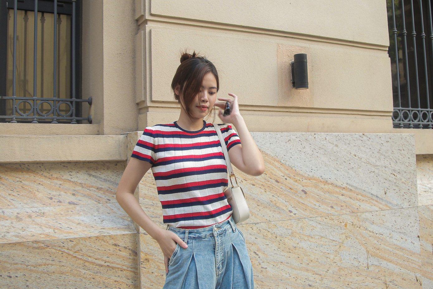 Theo một số bạn trẻ, tại địa điểm này chỉ cần diện những bộ đồ đơn giản khi chụp lên đã có được một bức ảnh đẹp lung linh và cũng không kém phần "sang chảnh".