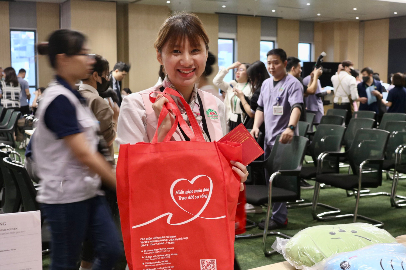 Đã đi hiến máu đến lần thứ 4 nhưng chị Nguyễn Hồng Nhung (lễ tân Bệnh viện Đa khoa Hồng Ngọc) vẫn luôn cảm thấy hồi hộp. "Mỗi lần hiến máu lại là một trải nghiệm mới nhưng lần nào hiến máu xong tôi cũng đều cảm thấy rất vui vì giọt máu mình trao đi có thể giúp đỡ được nhiều người".