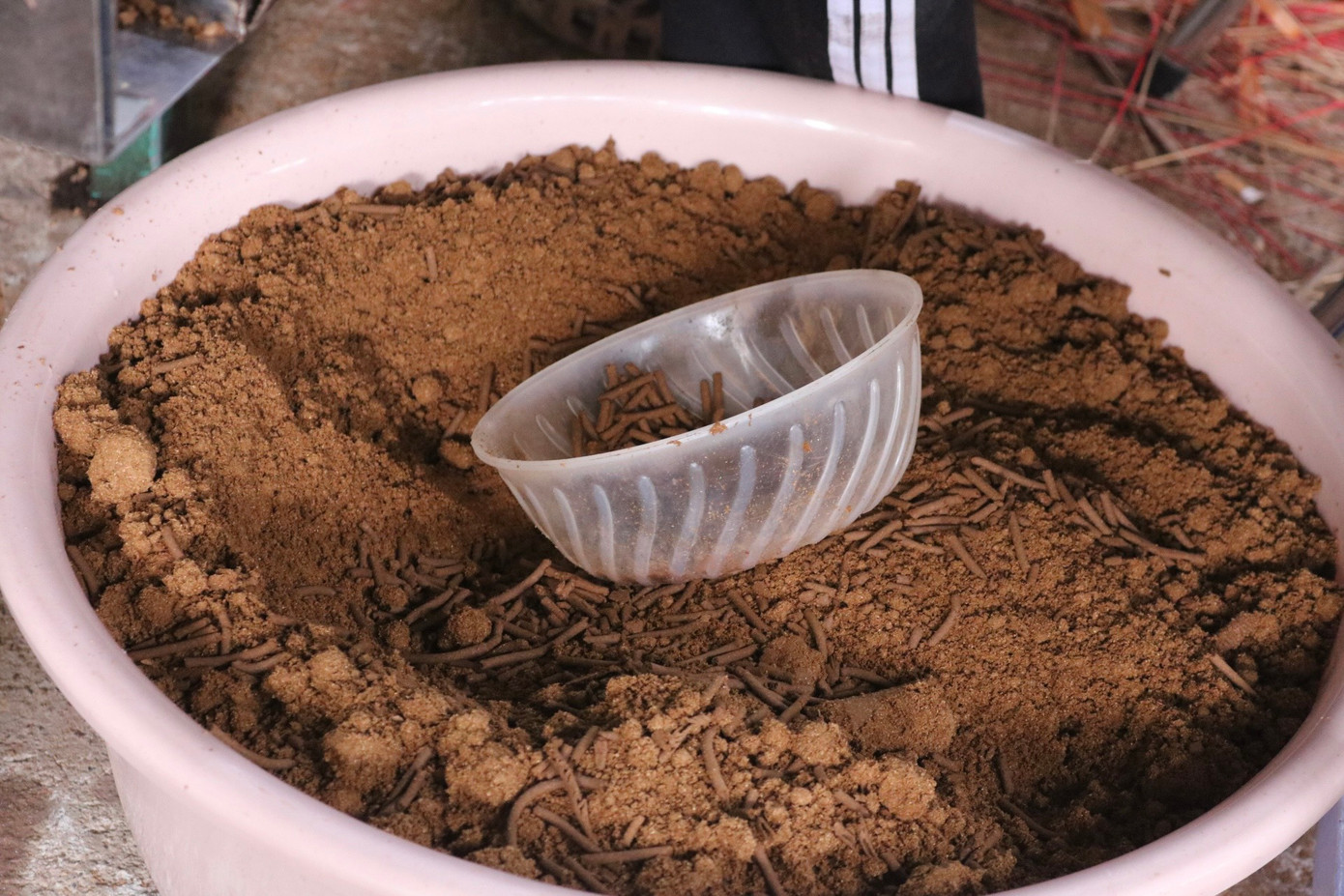 Nguyên liệu làm hương được người dân nhập ở nhiều nơi, với nhiều mùi hương khác nhau. "Nguyên liệu chủ yếu là nứa, vầu, nhựa trám và các loại thảo mộc. Năm nay có đến 6 mùi hương được làm thành phẩm như hương quế, hương trầm, khuynh diệp, trám đen, hương xả và hương bài. Mỗi loại có một mùi hương rất riêng và đều bán chạy mỗi vụ tết đến", bà Lan cho hay.