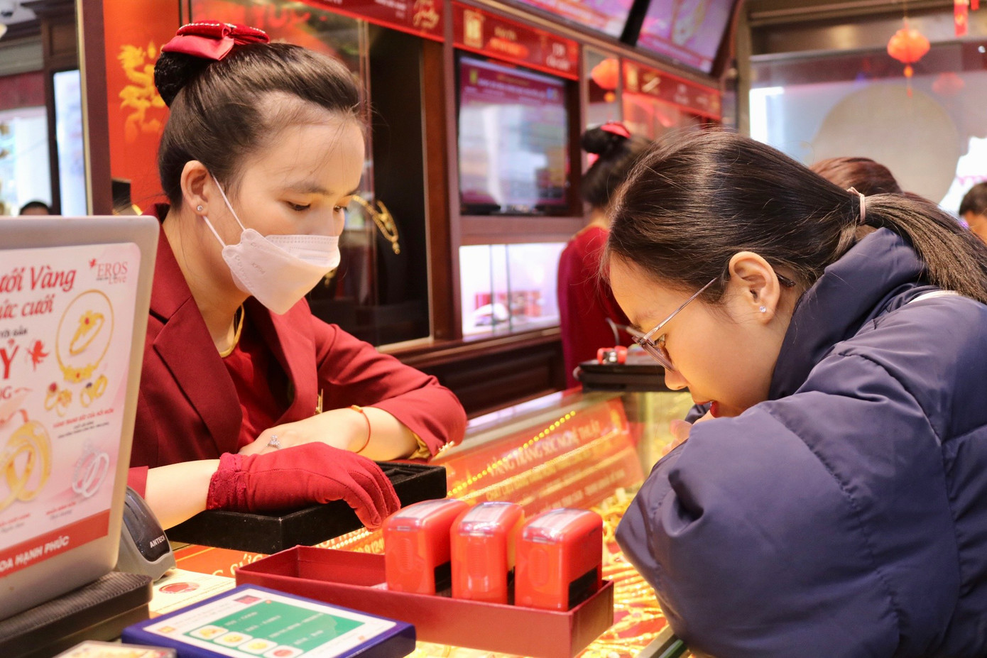 Khi đến mua hàng, người dân sẽ được nhân viên tư vấn sản phẩm phù hợp nhu cầu. Khi đến mua hàng, người dân sẽ được nhân viên tư vấn sản phẩm phù hợp nhu cầu.