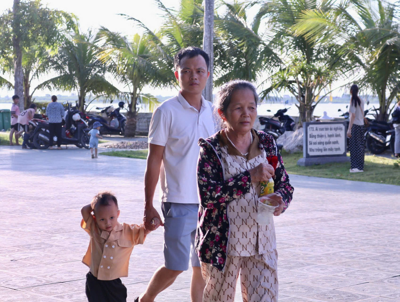 Vào mùa du lịch biển Hải Tiến từ tháng 4 đến tháng 9, chùa Bụt đón nhiều lượt khách đến tham quan.