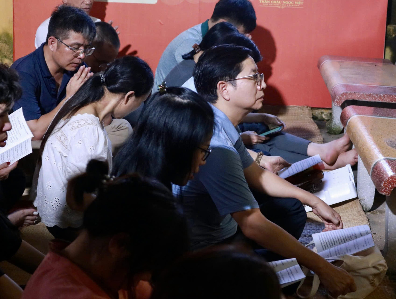 Theo ghi nhận tối 17/8, hàng trăm người dân đã đổ về chùa Phúc Khánh dâng hương, làm lễ và tụng kinh, niệm Phật cầu quốc thái dân an, siêu độ vong linh, cầu bình yên cho bản thân và gia đình, đặc biệt là hướng đến tri ân những bậc sinh thành trong mùa Vu Lan.