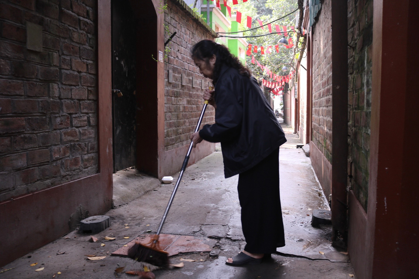 HÀng ngày người dân trong ngõ vẫn tranh thủ thời gian để quét dọn ngõ.