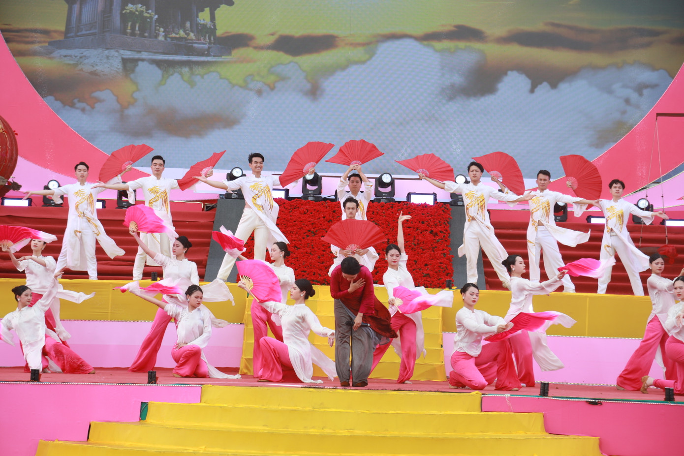 Mở đầu buổi lễ là màn trình diễn nghệ thuật tái hiện ngày hội Xuân cùng màn biểu diễn võ thuật Hào khí Đông A, chương trình nghệ thuật với chủ đề Linh thiêng Tây Yên Tử.