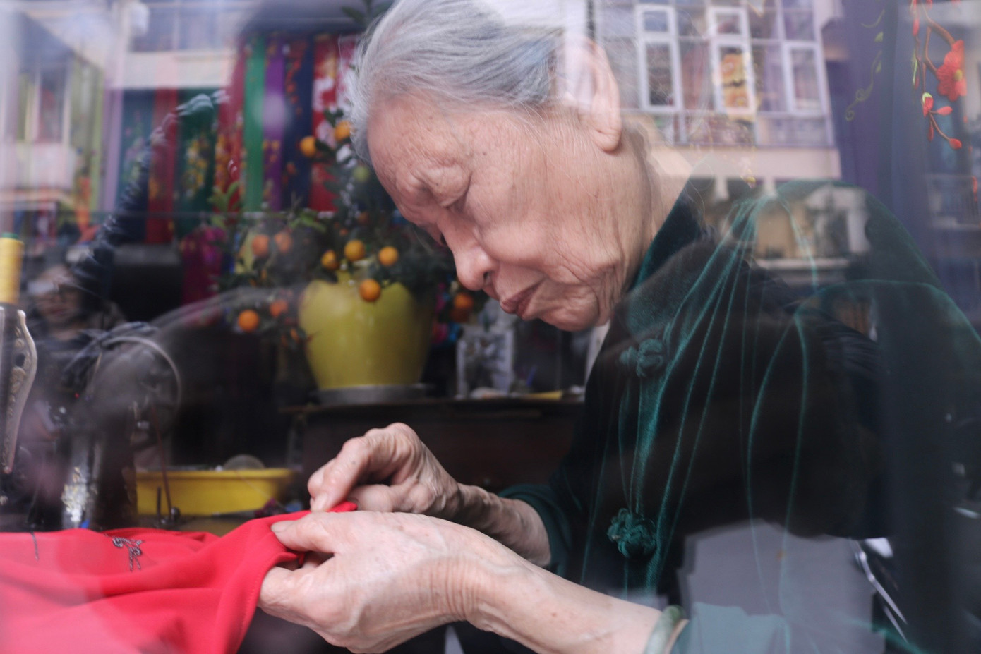 Theo bà Quyến, may áo dài thì công đoạn nào cũng rất quan trọng. Một chiếc áo may rồi không dễ mà sửa được, nếu mà sửa cũng sẽ rất lâu công. Đo chiều dài, rộng ngang cần phải chuẩn để khi lên dáng áo vừa vặn với cơ thể nhưng cũng phải đảm bảo độ thoải mái cho người mặc cử động: "Nhiều khi mình may cho khách thì cũng bảo khách mặc thử luôn khi nhận, nếu khách mặc đẹp thì lần sau mình cứ thế phát huy còn nếu thấy chỗ nào chưa ổn thì mình khắc phục ngay". Theo bà Quyến, may áo dài thì công đoạn nào cũng rất quan trọng. Một chiếc áo may rồi không dễ mà sửa được, nếu mà sửa cũng sẽ rất lâu công. Đo chiều dài, rộng ngang cần phải chuẩn để khi lên dáng áo vừa vặn với cơ thể nhưng cũng phải đảm bảo độ thoải mái cho người mặc cử động: "Nhiều khi mình may cho khách thì cũng bảo khách mặc thử luôn khi nhận, nếu khách mặc đẹp thì lần sau mình cứ thế phát huy còn nếu thấy chỗ nào chưa ổn thì mình khắc phục ngay".