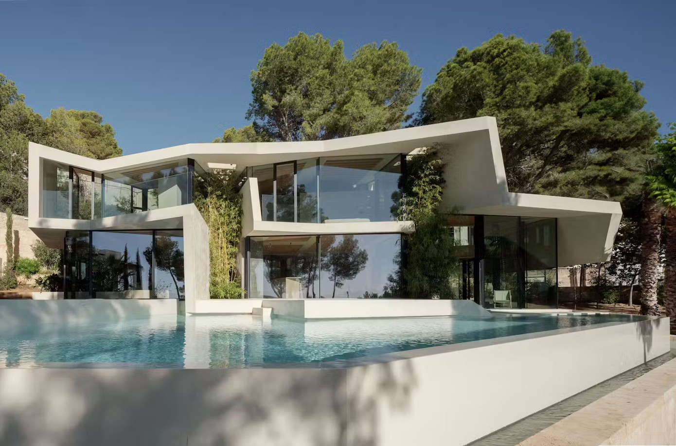 Ý tưởng chủ đạo của công trình là sử dụng một mặt phẳng vật liệu được gấp nếp theo những quy luật nhất định để tạo ra các không gian chức năng khác từ phòng ở, hành lang, sân trong đến sàn mái.