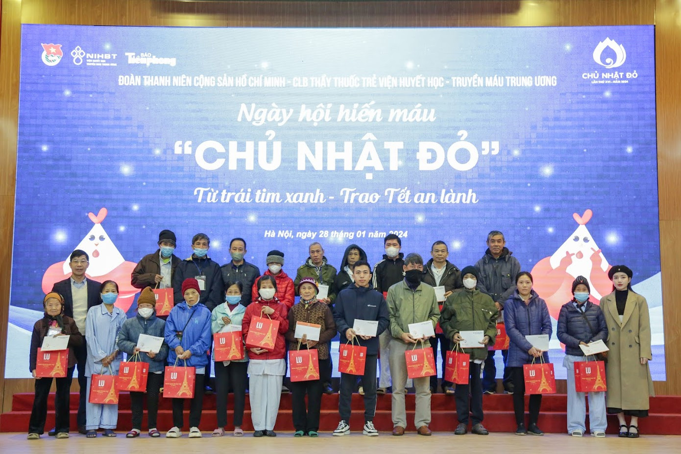 Trong chương trình, đại diện đơn vị tài trợ đã trao tặng 22 suất quà cho người bệnh có hoàn cảnh khó khăn. Những phần quà kịp thời đến tay bệnh nhân trước dịp tết nguyên đán thể hiện tinh thần tương thân tương ái, đúng với ý nghĩa của chương trình "Từ trái tim xanh - Trao Tết an lành".