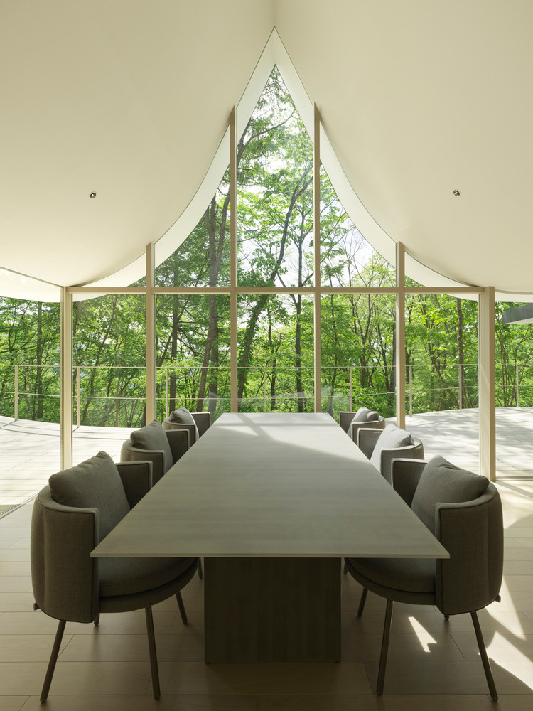 Các không gian nhỏ với những đặc trưng và mức độ tiện nghi riêng biệt được tạo ra, đồng thời duy trì sự thống nhất dưới một mái nhà chung. Các không gian nhỏ với những đặc trưng và mức độ tiện nghi riêng biệt được tạo ra, đồng thời duy trì sự thống nhất dưới một mái nhà chung.