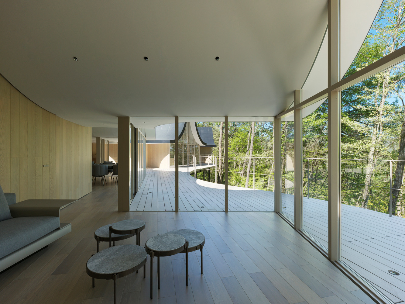 Tổng thể công trình gồm 6 "túp lều" nhỏ, mỗi căn có diện tích khoảng 20 mét vuông được đặt rải rác dọc theo sân mái hiên. Tổng thể công trình gồm 6 "túp lều" nhỏ, mỗi căn có diện tích khoảng 20 mét vuông được đặt rải rác dọc theo sân mái hiên.