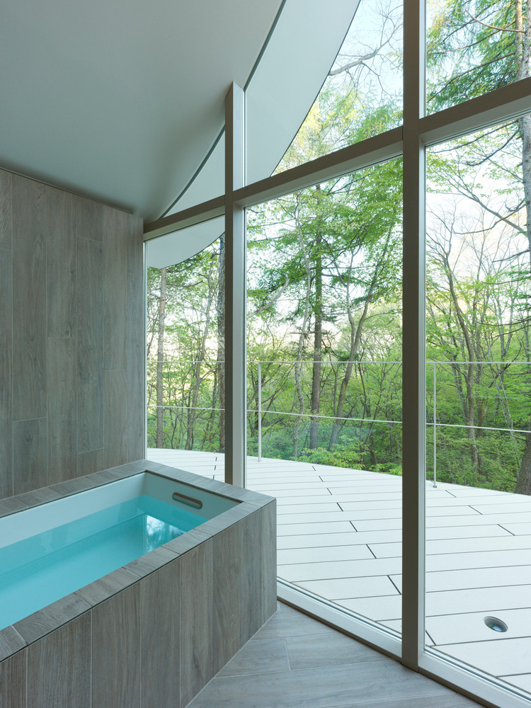 Các không gian được thiết kế mở, đón sáng, có tầm nhìn ra ngọn đồi xung quanh. Các không gian được thiết kế mở, đón sáng, có tầm nhìn ra ngọn đồi xung quanh.