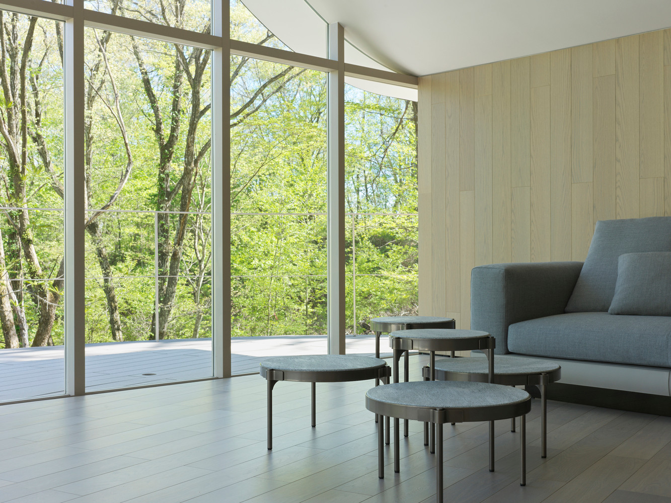 Tổng thể công trình gồm 6 "túp lều" nhỏ, mỗi căn có diện tích khoảng 20 mét vuông được đặt rải rác dọc theo sân mái hiên. Tổng thể công trình gồm 6 "túp lều" nhỏ, mỗi căn có diện tích khoảng 20 mét vuông được đặt rải rác dọc theo sân mái hiên.