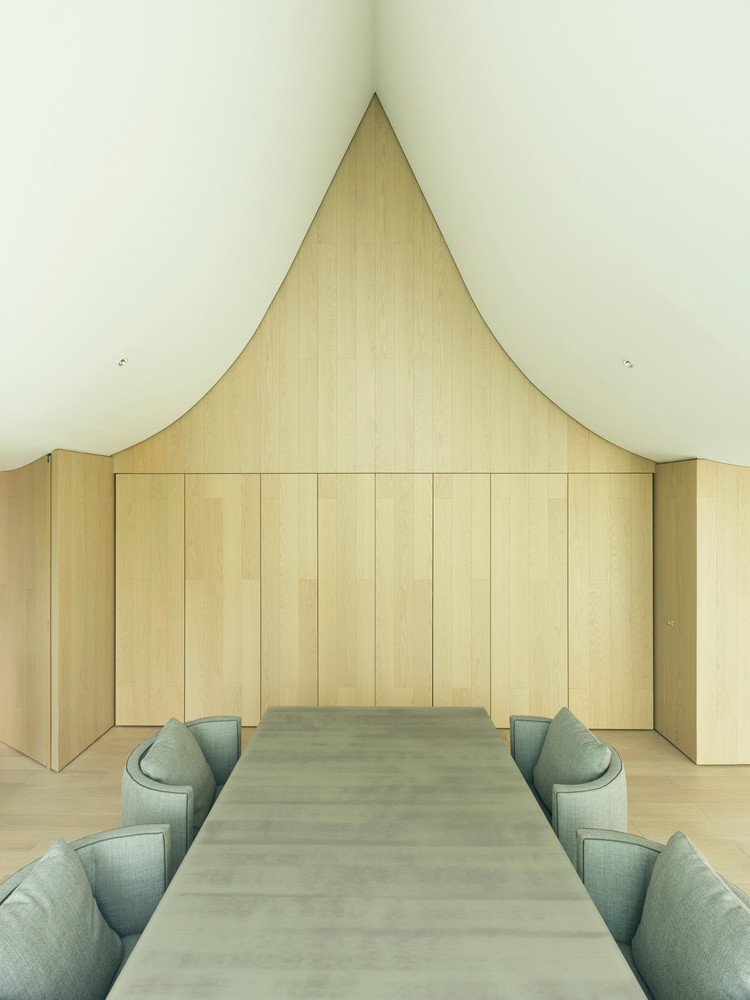 Các không gian nhỏ với những đặc trưng và mức độ tiện nghi riêng biệt được tạo ra, đồng thời duy trì sự thống nhất dưới một mái nhà chung. Các không gian nhỏ với những đặc trưng và mức độ tiện nghi riêng biệt được tạo ra, đồng thời duy trì sự thống nhất dưới một mái nhà chung.