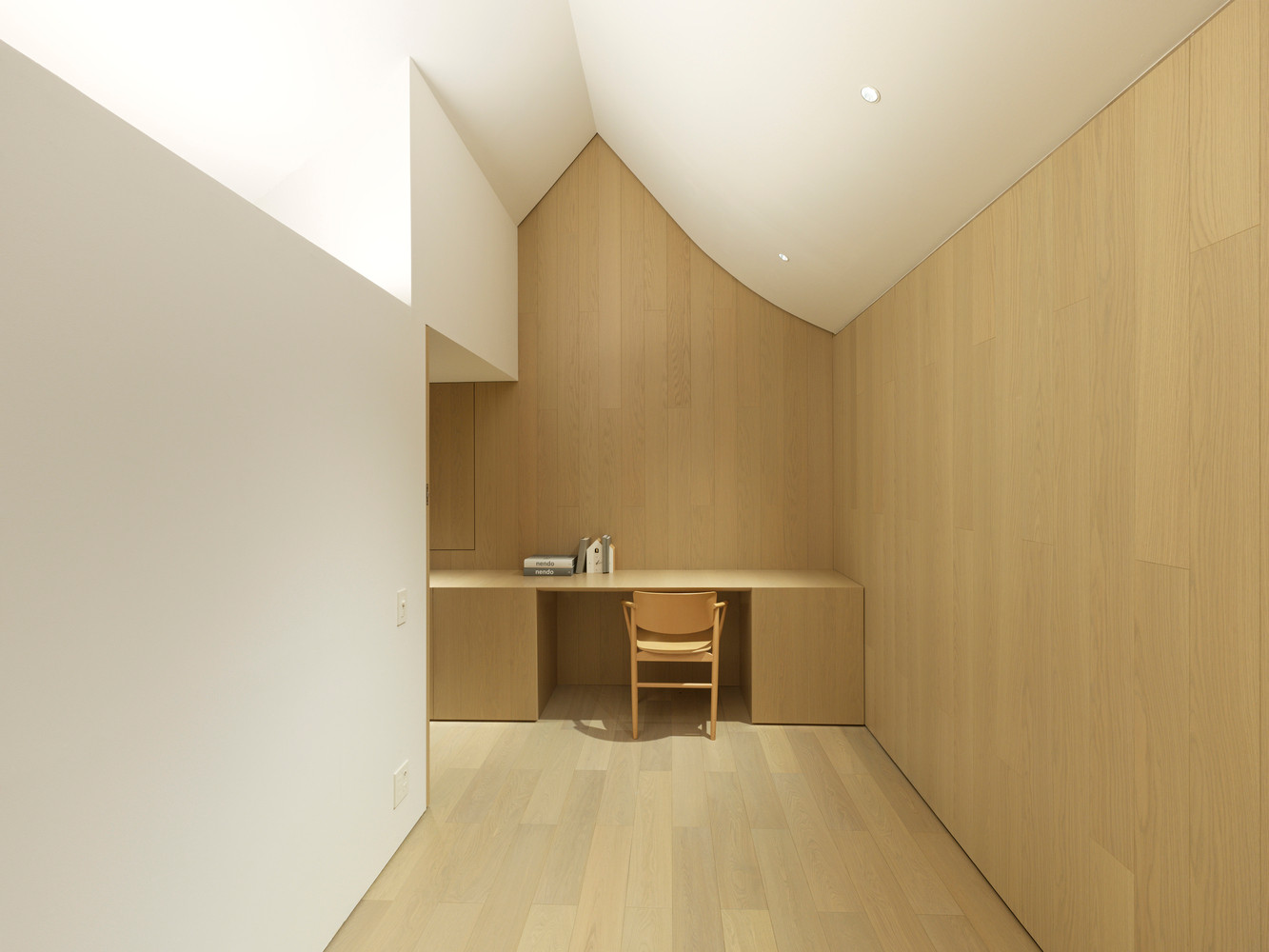 Phần lớn sàn và vách tường được ốp gỗ. Phần lớn sàn và vách tường được ốp gỗ.