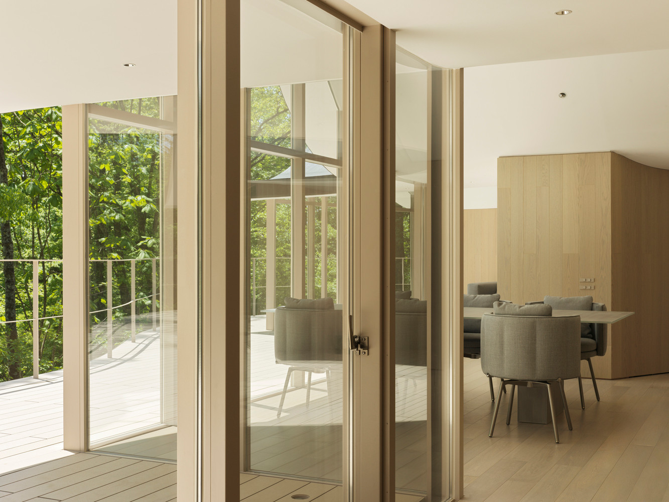 Thiết kế bắt đầu với một mái hiên lớn vươn ra triền dốc, hoàn toàn hoà mình vào địa hình và thảm thực vật của núi Asama. Thiết kế bắt đầu với một mái hiên lớn vươn ra triền dốc, hoàn toàn hoà mình vào địa hình và thảm thực vật của núi Asama.