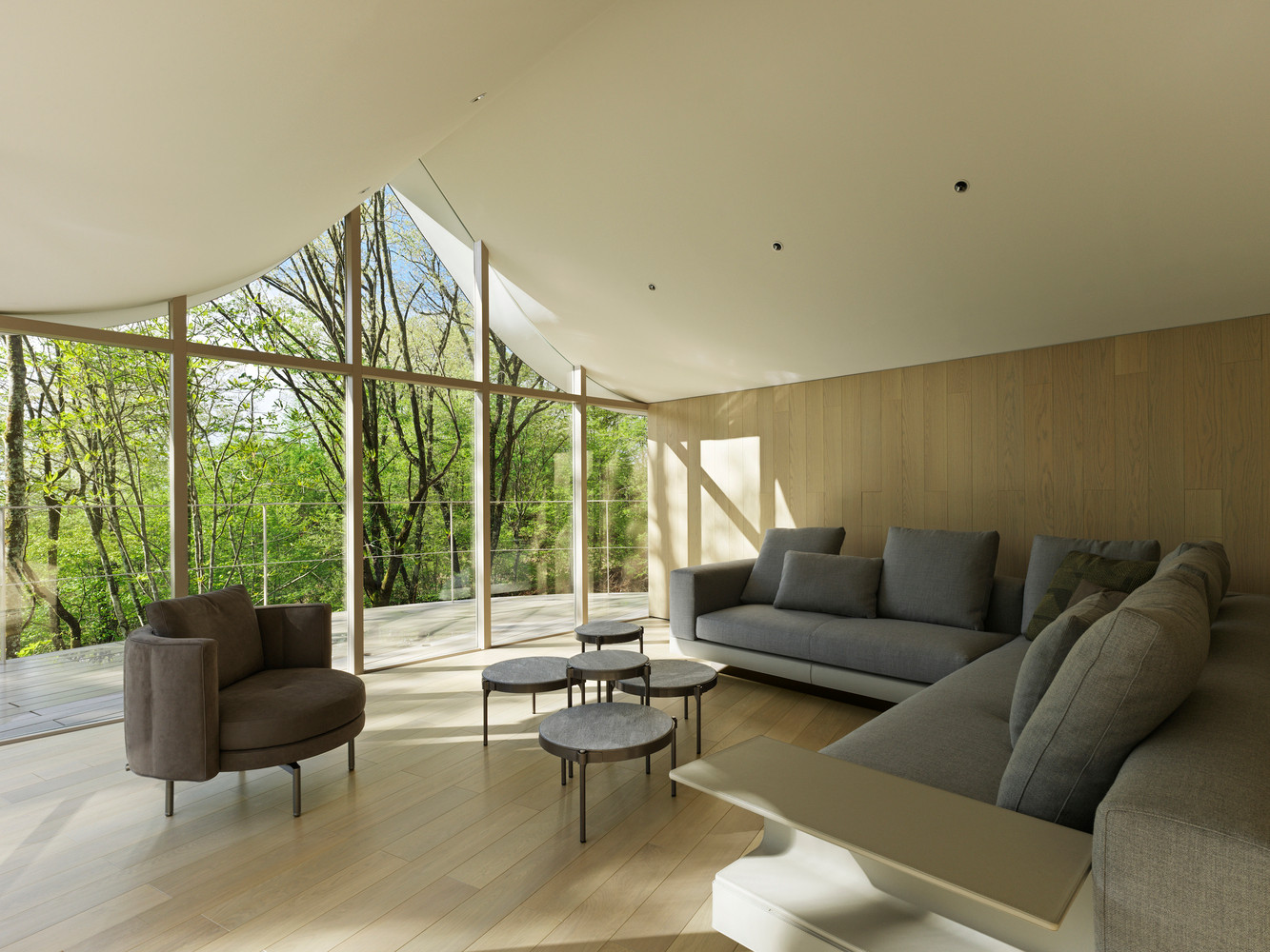 Tổng thể công trình gồm 6 "túp lều" nhỏ, mỗi căn có diện tích khoảng 20 mét vuông được đặt rải rác dọc theo sân mái hiên. Tổng thể công trình gồm 6 "túp lều" nhỏ, mỗi căn có diện tích khoảng 20 mét vuông được đặt rải rác dọc theo sân mái hiên.