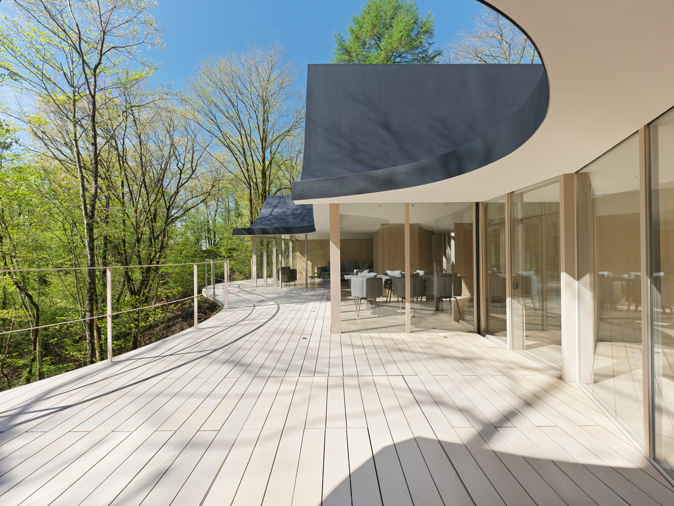 Thiết kế bắt đầu với một mái hiên lớn vươn ra triền dốc, hoàn toàn hoà mình vào địa hình và thảm thực vật của núi Asama. Thiết kế bắt đầu với một mái hiên lớn vươn ra triền dốc, hoàn toàn hoà mình vào địa hình và thảm thực vật của núi Asama.