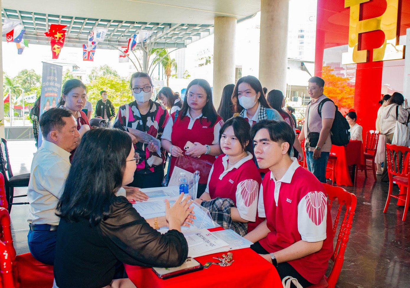 Khu vực sảnh tư vấn đông đảo sinh viên đến tìm hiểu thông tin tuyển dụng