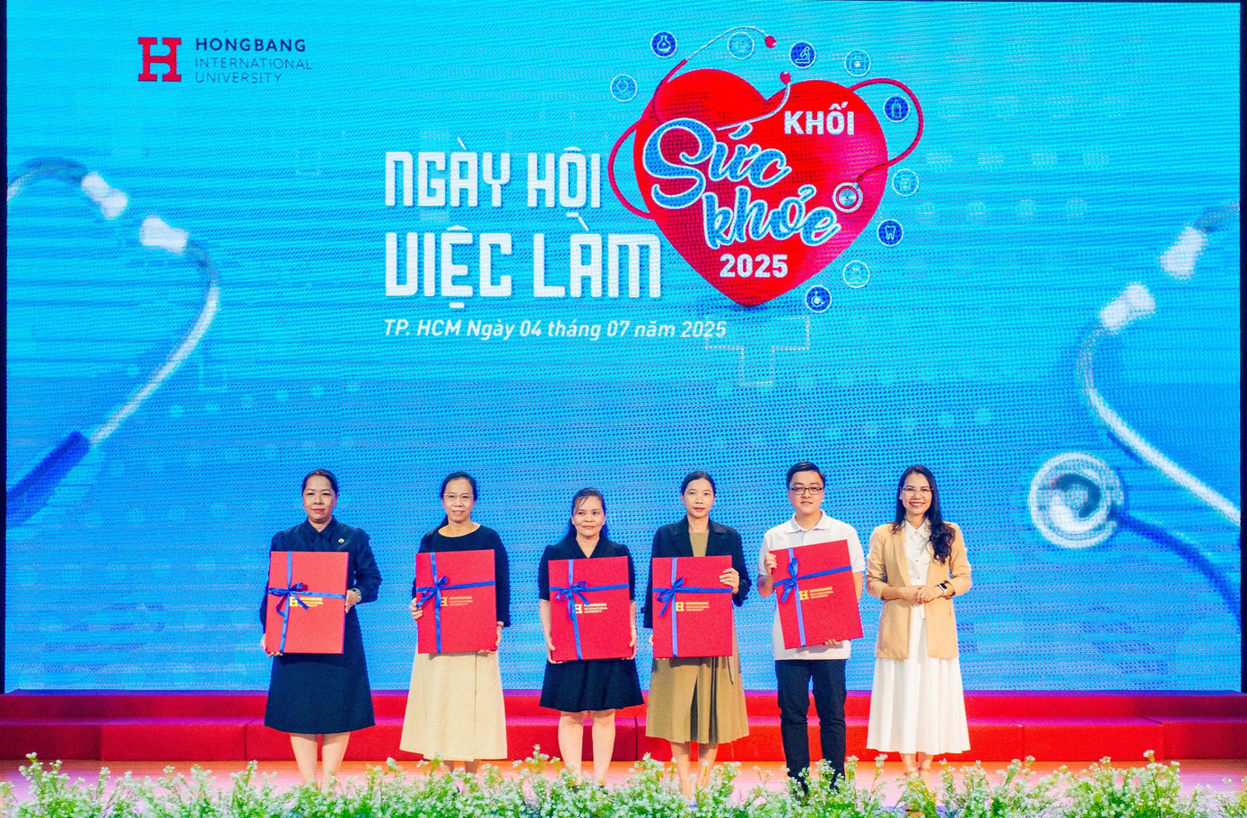 ThS.NCS Trần Thúy Trâm Quyên (bìa phải) trao quà tri ân đến đại diện các đơn vị tham gia ngày hội