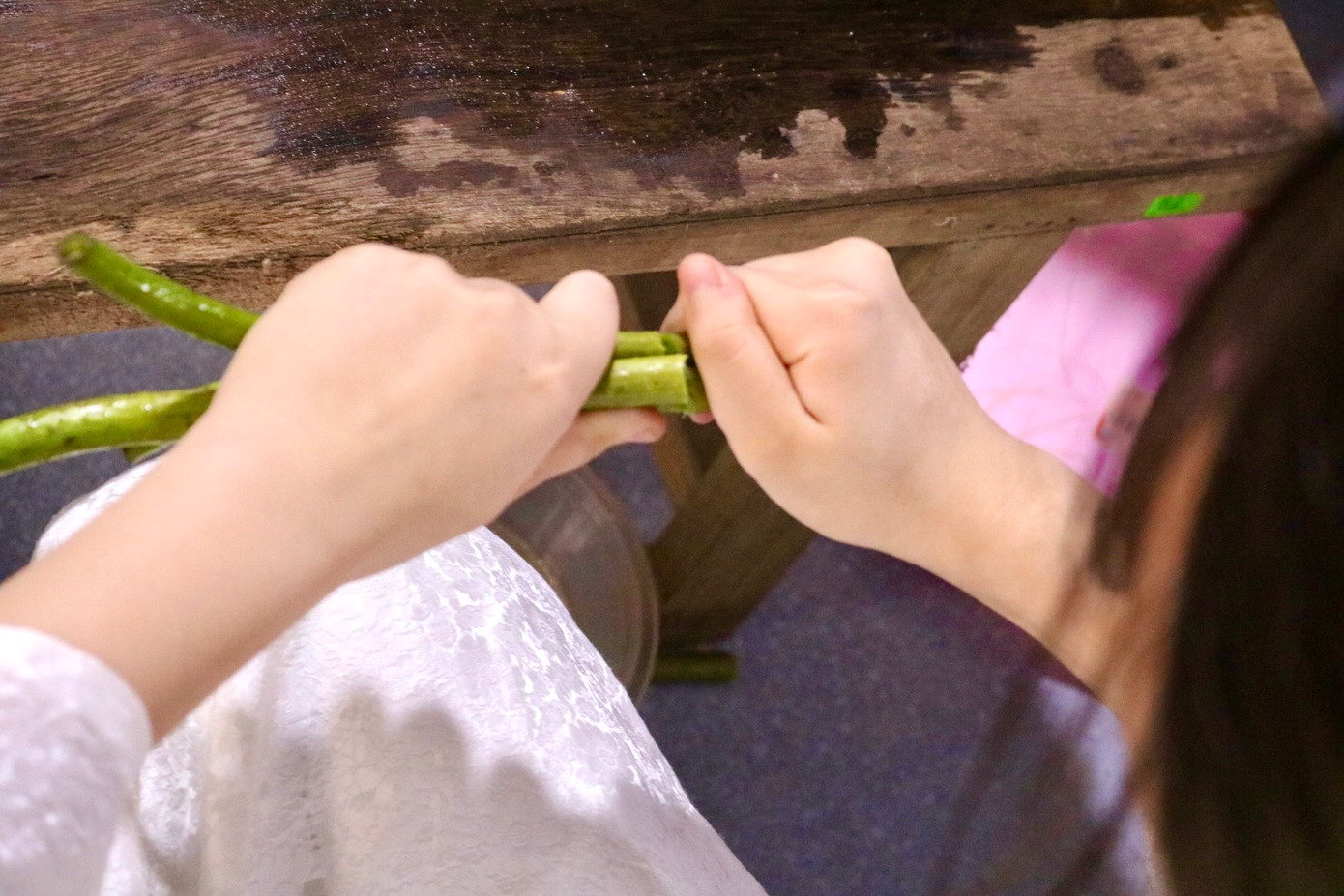 Mỗi thân sen đem về được đưa vào bể rửa sạch, tuốt hết gai để thuận tiện cho quá trình rút sợi. Để lấy được tơ sen, người làm cần phải khéo léo dùng dao khứa xung quanh cuống sen rồi dùng tay bẻ, vặn và kéo tơ, tiếp đến là ve tơ thành sợi tròn. Mỗi thân sen đem về được đưa vào bể rửa sạch, tuốt hết gai để thuận tiện cho quá trình rút sợi. Để lấy được tơ sen, người làm cần phải khéo léo dùng dao khứa xung quanh cuống sen rồi dùng tay bẻ, vặn và kéo tơ, tiếp đến là ve tơ thành sợi tròn.