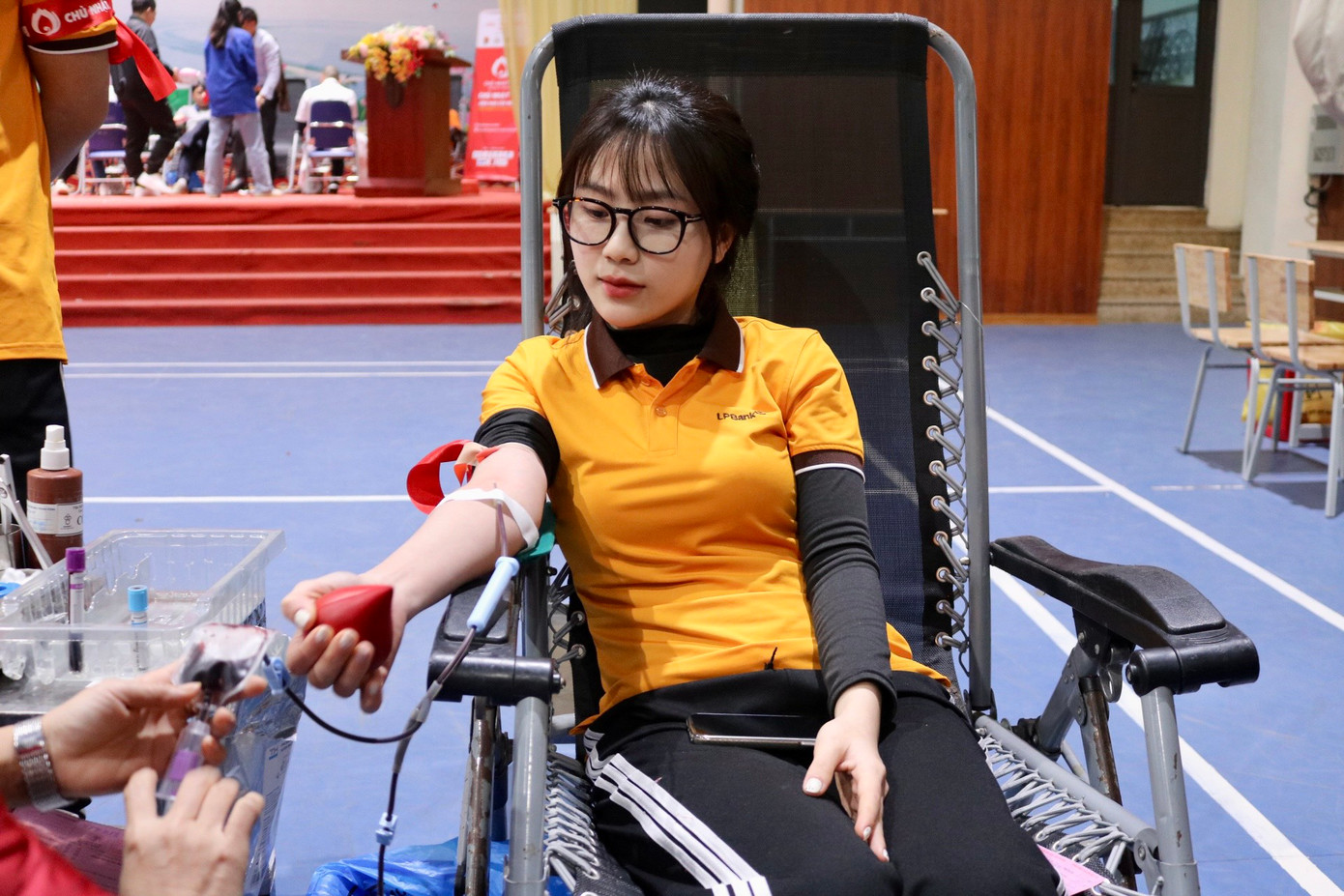 Bạn Đinh Thị Thu Huệ - nhân viên Ngân hàng LPBank chia sẻ: &quot;Đây là lần đầu tiên tôi thực hiện hiến máu nên cũng khá run. Tôi thấy hoạt động hiến máu là một hoạt động rất ý nghĩa vì những giọt máu mình cho đi có thể giúp ích được cho rất nhiều người như thông điệp &quot;một giọt máu cho đi, một cuộc đời ở lại&quot;. Tôi nghĩ, những người trẻ ngoài việc học tập, làm việc thật tốt thì cũng nên tích cực tham gia những hoạt động nhân văn như thế này.&quot;